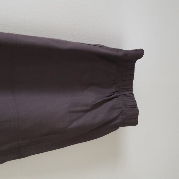 Theory gray pants elastic ankle joggers, square front pockets, back flap pockets - Picture 4 of 11